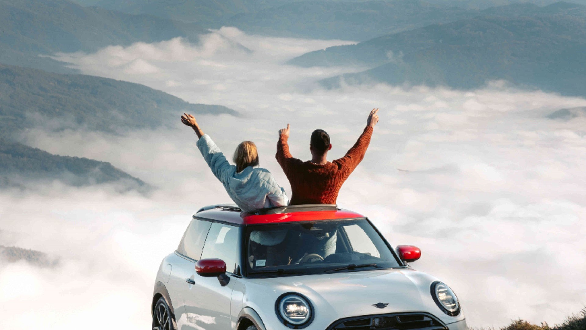 Ein MINI Cooper fährt dynamisch